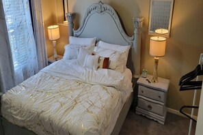 1 bedroom, desk, iron/ironing board, WiFi - 1 king bed,2 sofa beds,office,walk shopping restaurant,12min OU ,15min Airport  (Moore)