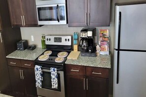 Fridge, microwave, oven, stovetop - 1 king bed,2 sofa beds,office,walk shopping restaurant,12min OU ,15min Airport  (Moore)