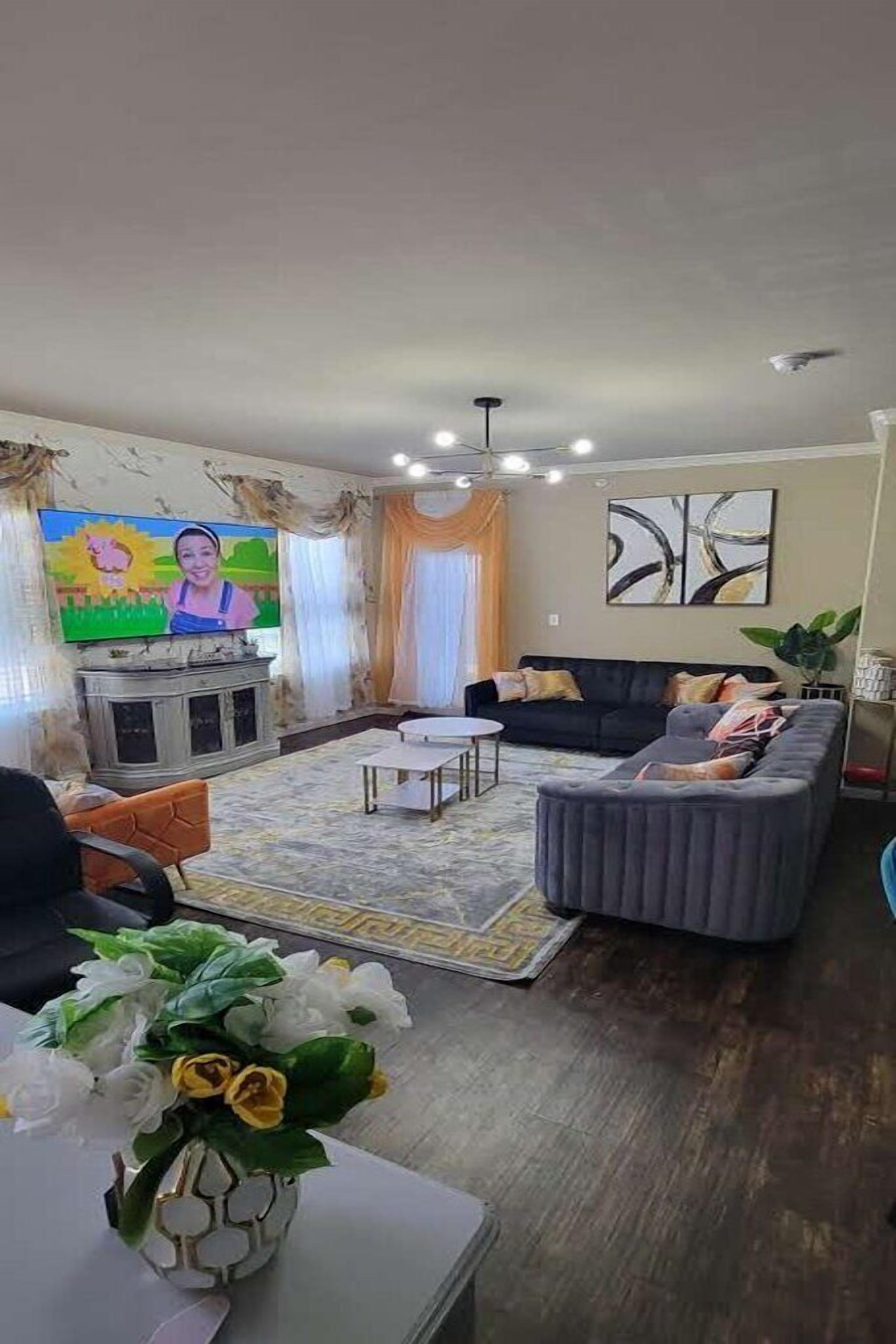 1 king bed,2 sofa beds,office,walk shopping restaurant,12min OU ,15min Airport 