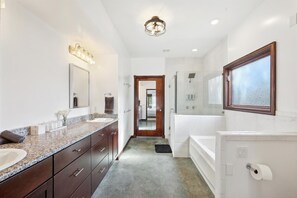 Shower, hair dryer, towels, shampoo - The Perfect Getaway 5BR/4BA with Pool and Hot Tub (Ponder)
