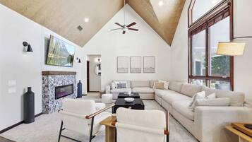 Tv, eldstad och kontor