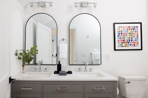 Ducha, secador de pelo y toallas