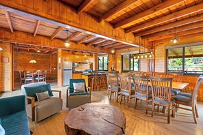 ファミリー キャビン レイクビュー | リビング エリア