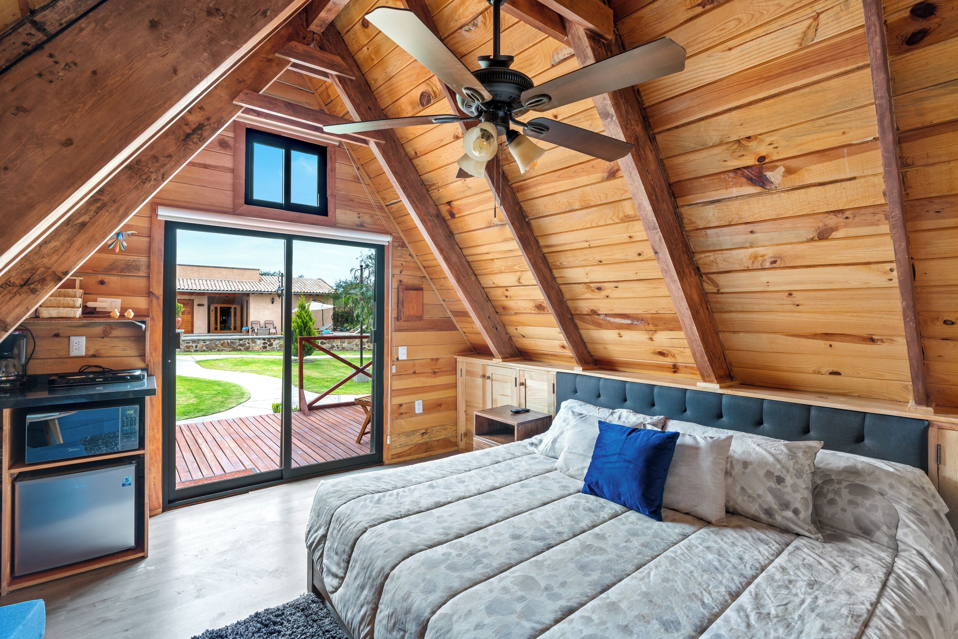 Cabaña clásica, vista al jardín | Ropa de cama de alta calidad, edredón y decoración personalizada 