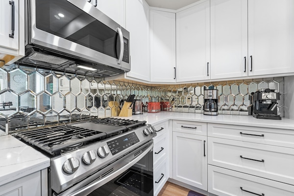 Een koelkast, een magnetron, een oven, een kookplaat