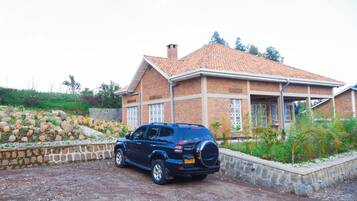 Une maison avec une façade en briques et un toit recouvert de tuiles.