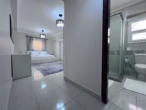 Toalhas de banho, sabonete, shampoo, papel higiênico