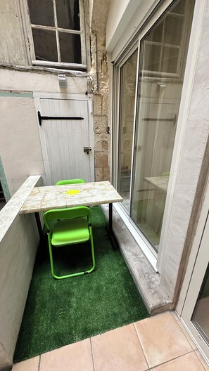 Outdoor dining - Appartement Situé Directement sur le Vieux Port de La Rochelle (La Rochelle)