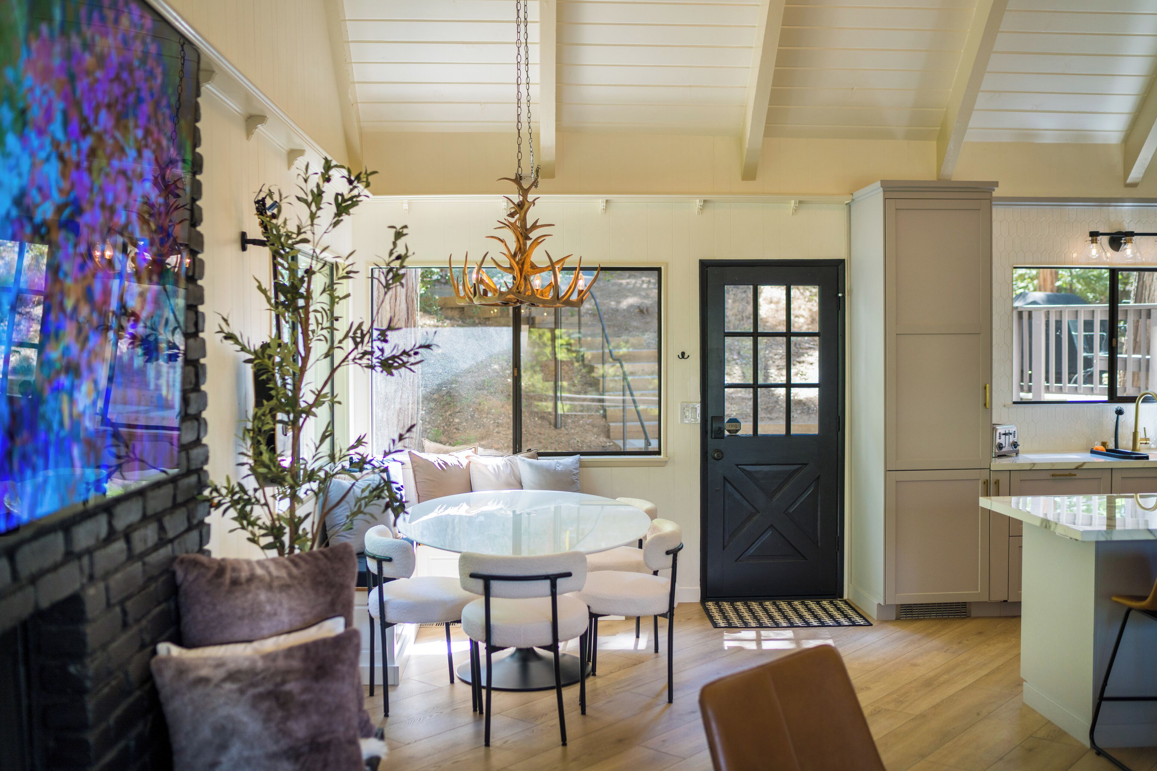 Stunning Treetop Cabin Just Steps Away From The Lake And Village - Lake Arrowhead, CA