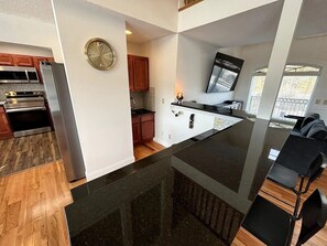 ثلاجة، ميكروويف، فرن، موقد طهي مسطح