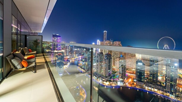 A modern balcony with a city view at night, featuring high-rise buildings and a Ferris wheel. - Dubai Marina 3BR in Vida | Pool, Gym, Balcony, Walk Everywhere (Dubai)