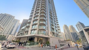 Un immeuble de grande hauteur doté de nombreux balcons et présentant un design architectural moderne.