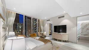 Une chambre d’hôtel moderne avec un grand lit, une télévision et une vue sur la ville.