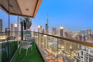 Property grounds - Modern 2BR w/ Stunning Burj Khalifa Views & Pool Access (Dubai)