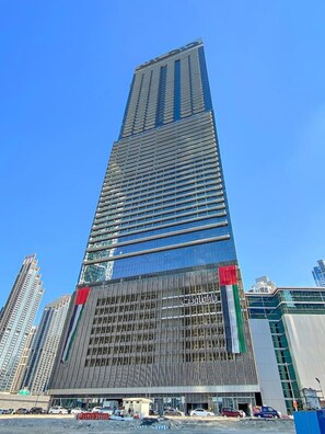 Exterior - Modern 2BR w/ Stunning Burj Khalifa Views & Pool Access (Dubai)