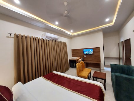 Superior Double Room, City View | Desk, blackout drapes, iron/ironing board, free WiFi