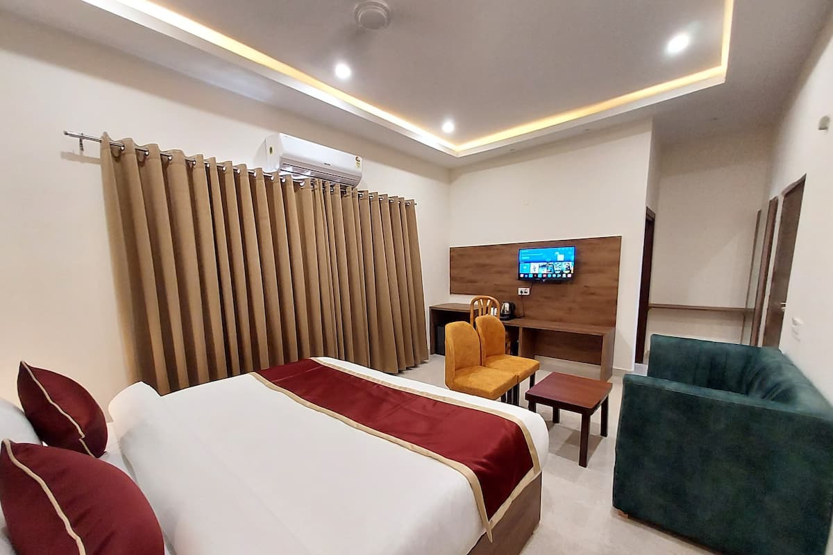 Superior Double Room, City View | Desk, blackout drapes, iron/ironing board, free WiFi