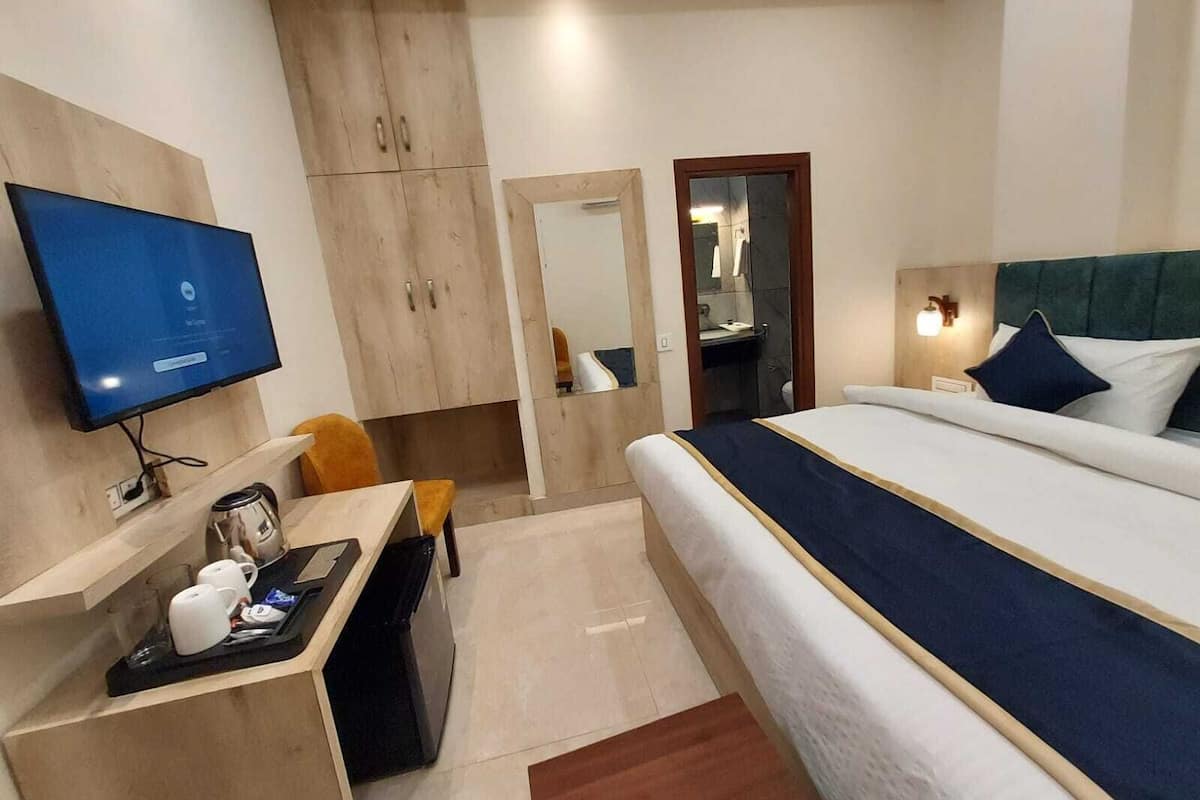 Deluxe Double Room | Desk, blackout drapes, iron/ironing board, free WiFi