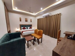 Escritorio, cortinas blackout y tabla de planchar con plancha 