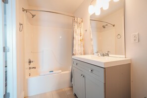 Serviettes fournies, savon, papier de toilette