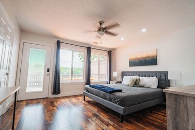 Lakefront Villa 3 / Dock Access