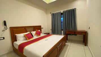 1 bedroom, desk, laptop workspace, soundproofing