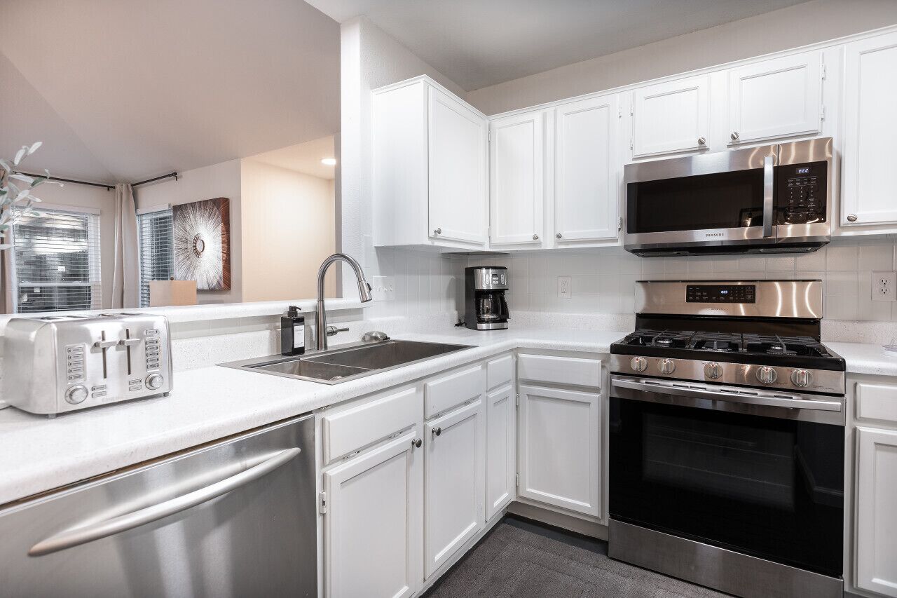 ثلاجة، ميكروويف، فرن، موقد طهي مسطح