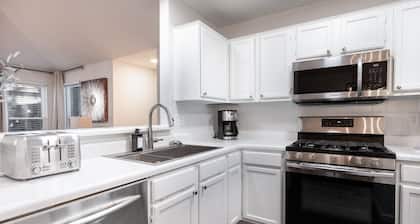 Cozy, Round Rock Retreat! Modern | Sleeps 10