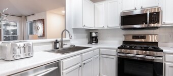 Cozy, Round Rock Retreat! Modern | Sleeps 10