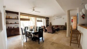 Interior - Playacar condo, 5mins to 5th & beach, own Cenote

 (Playa del Carmen)