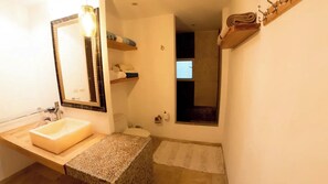 Shower, hair dryer, towels, soap - Playacar condo, 5mins to 5th & beach, own Cenote

 (Playa del Carmen)