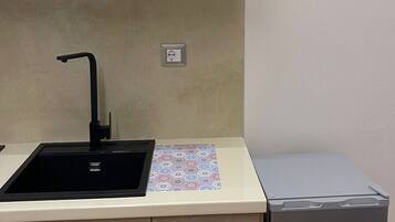 Refrigerador, microondas, placa de cocina