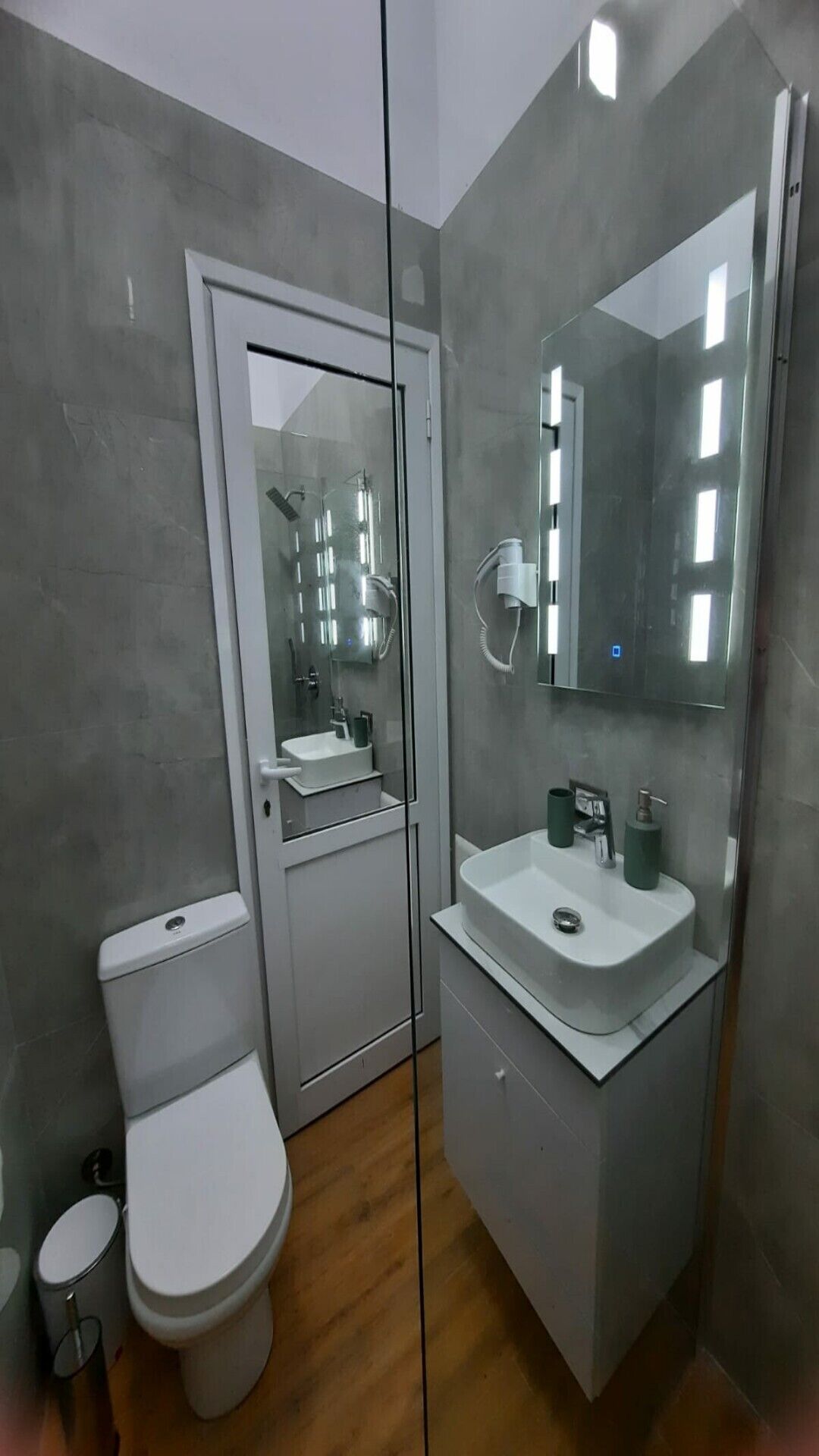 Ducha, secador de pelo, toallas, jabón