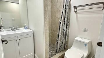 Serviettes fournies, papier toilette