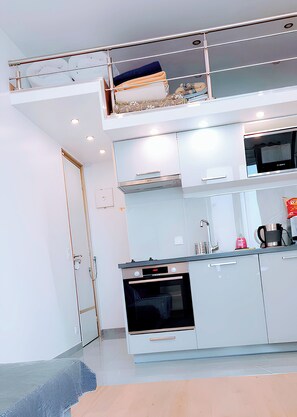 Fridge, microwave, oven, stovetop - Apartment in Trouville-sur-Mer/ Trouville Palace, 1km from Deauville (Trouville-sur-Mer)