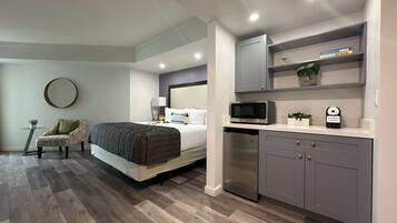 Iron/ironing board, travel crib, WiFi, bed sheets