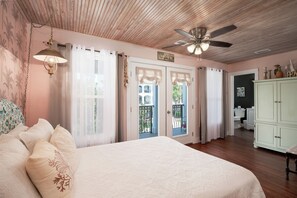 5 slaapkamers, een strijkplank/strijkijzer, reisbedje, gratis wifi