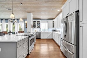 Fridge, microwave, oven, stovetop - Beautiful Brand New Beach House-Private Pool-Sleeps 12 (Destin)