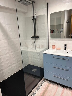 Hårføner, håndklær, såpe og toalettpapir