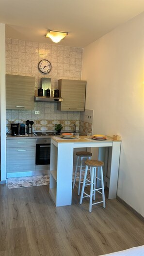 Jääkaappi, uuni, liesi, kahvin-/teenkeitin