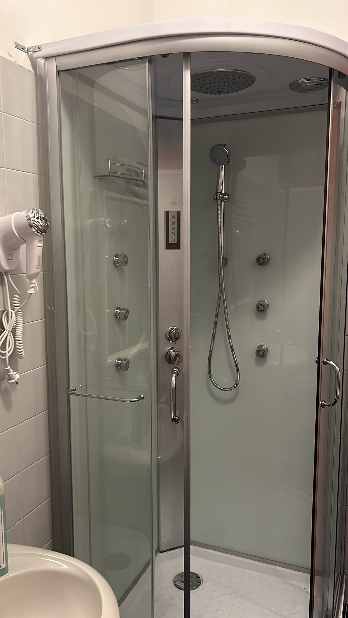 Asciugacapelli, asciugamani, sapone, shampoo