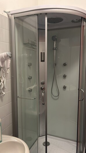 Hiustenkuivaaja, pyyhkeet, saippua, sampoo