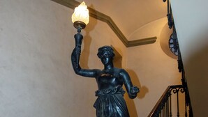Μια σκάλα με ένα άγαλμα μιας γυναίκας που κρατά έναν πυρσό.