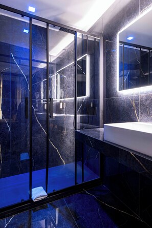 Dusche, Regendusche, kostenlose Toilettenartikel, Haartrockner