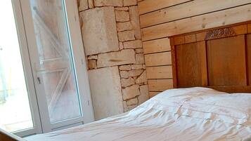 4 bedrooms, desk, iron/ironing board, travel cot