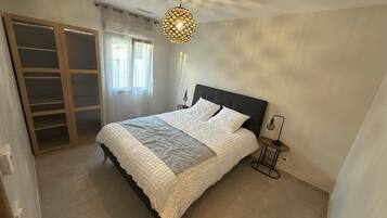 3 slaapkamers, een strijkplank/strijkijzer, gratis wifi, beddengoed