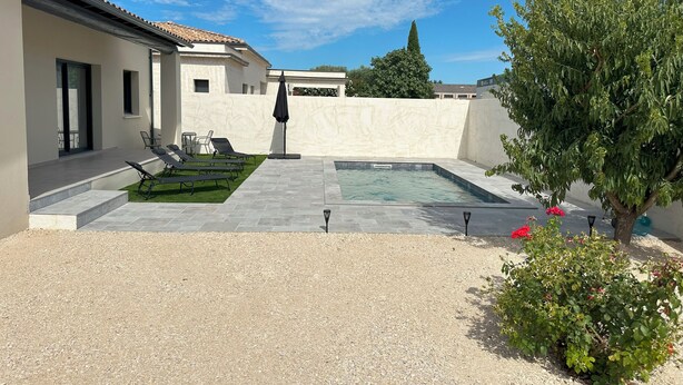 A modern outdoor pool area with a tiled deck, a small pool, and a seating area with lounge chairs. - Villa Moderne Avec Piscine Avignon (Avignon)