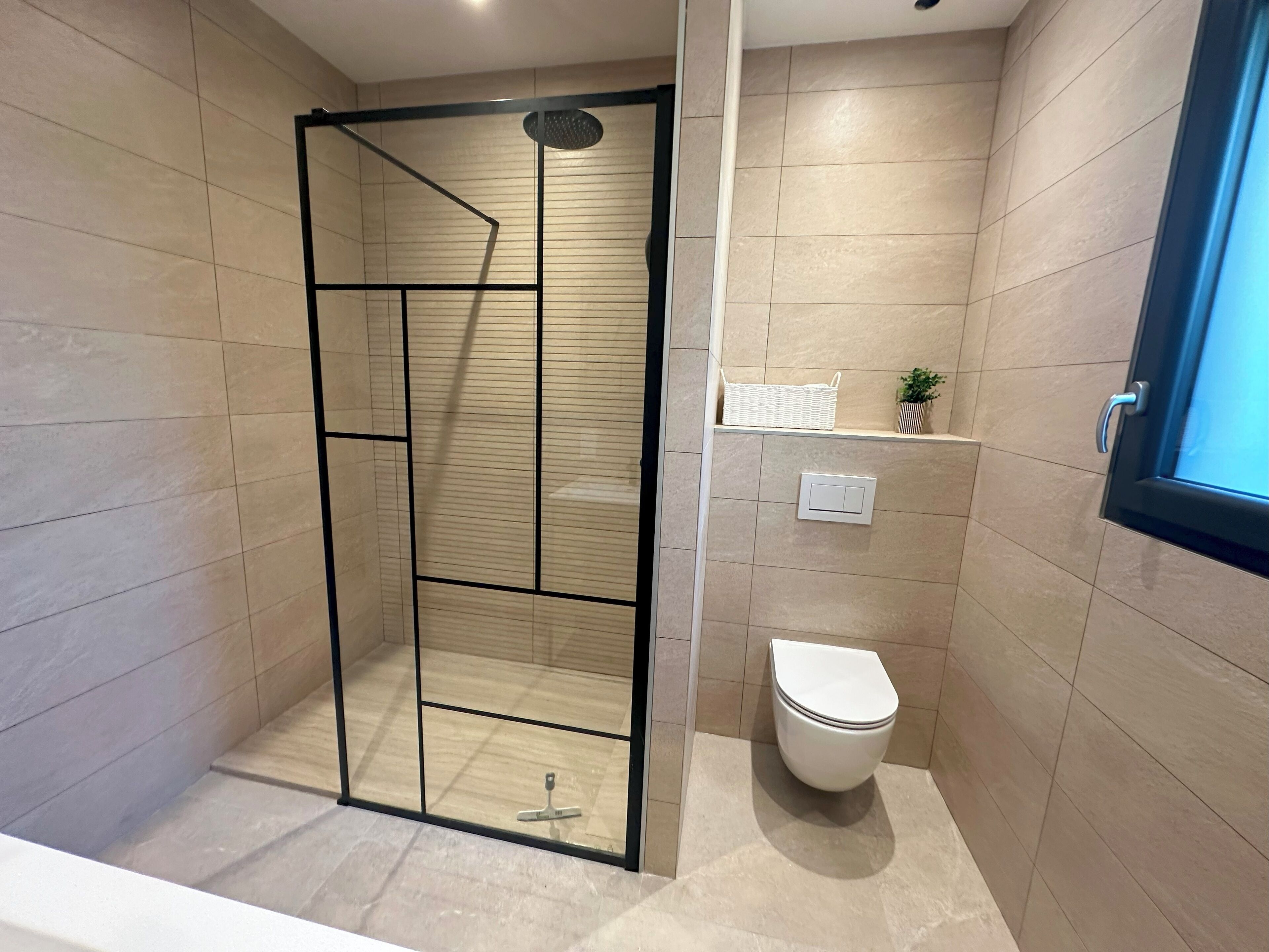 Douche, serviettes fournies, savon, papier toilette