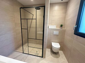 Dusj, håndklær, såpe og toalettpapir