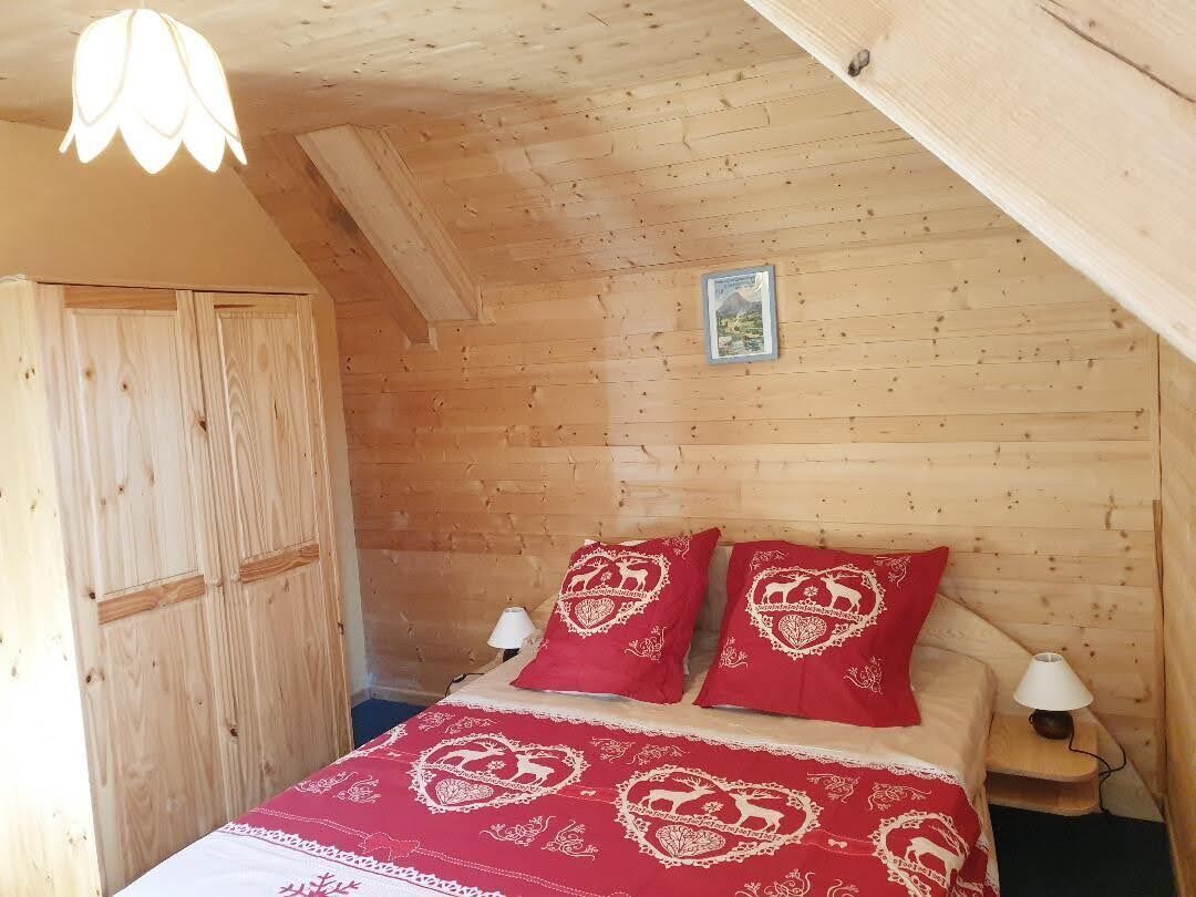 5 slaapkamers, een strijkplank/strijkijzer, reisbedje, gratis wifi